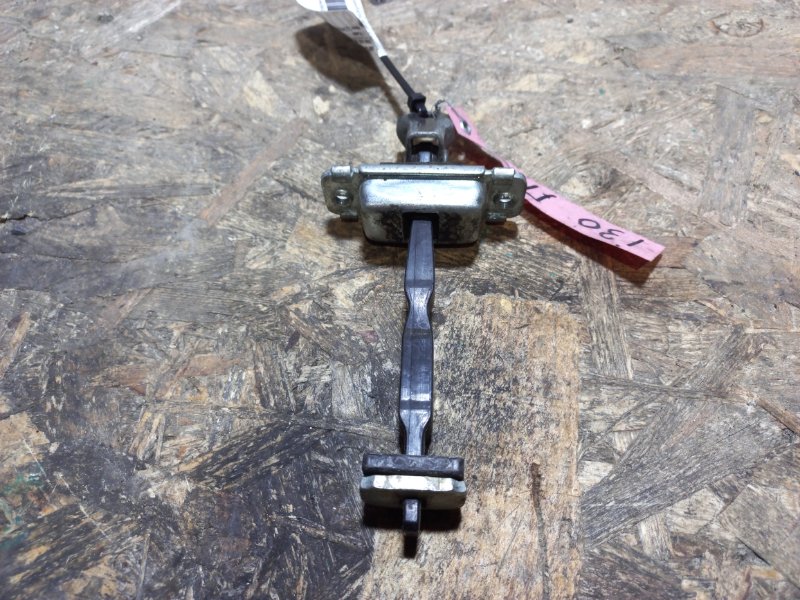 Запчасть ограничитель двери передний левый HYUNDAI I30 FD 07-12 Б/У Ограничитель двери передний левый HYUNDAI I30 FD 07-12 Б/У