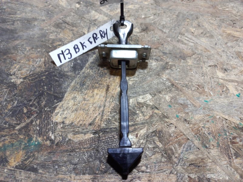 Ограничитель двери передний правый MAZDA 3 BK 03-08 Б/У