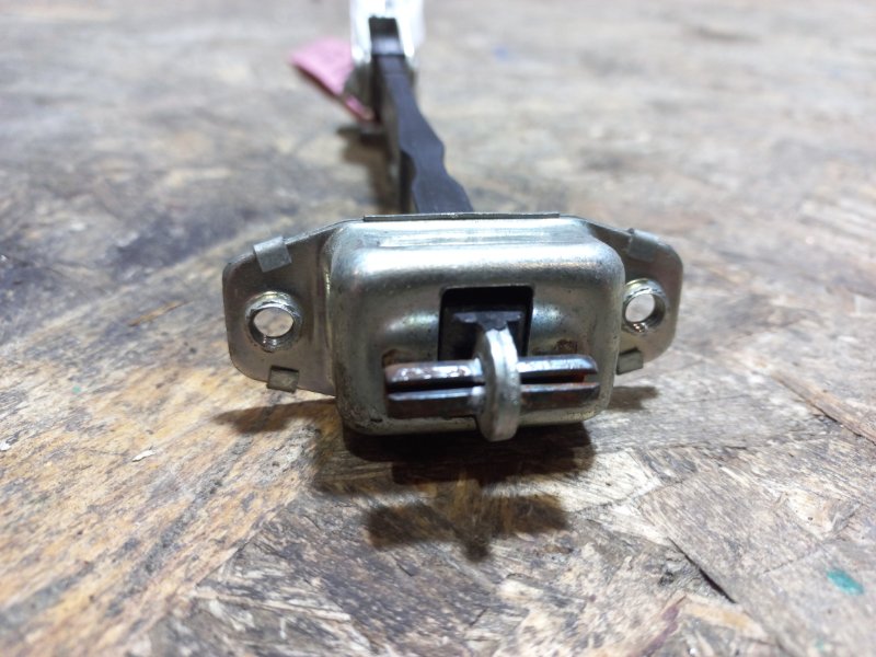 Ограничитель двери передний правый SX4 06-13 Ограничитель двери передний правый SX4 06-13