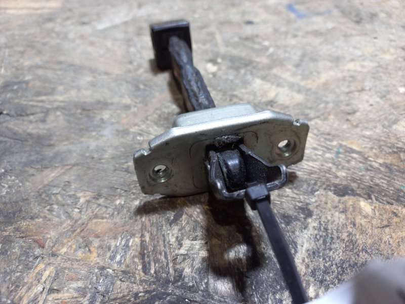 Ограничитель двери передний левый LANCER X 10 07-15 Ограничитель двери передний левый LANCER X 10 07-15