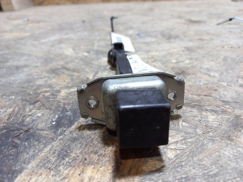 Ограничитель двери передний левый LANCER X 10 07-15