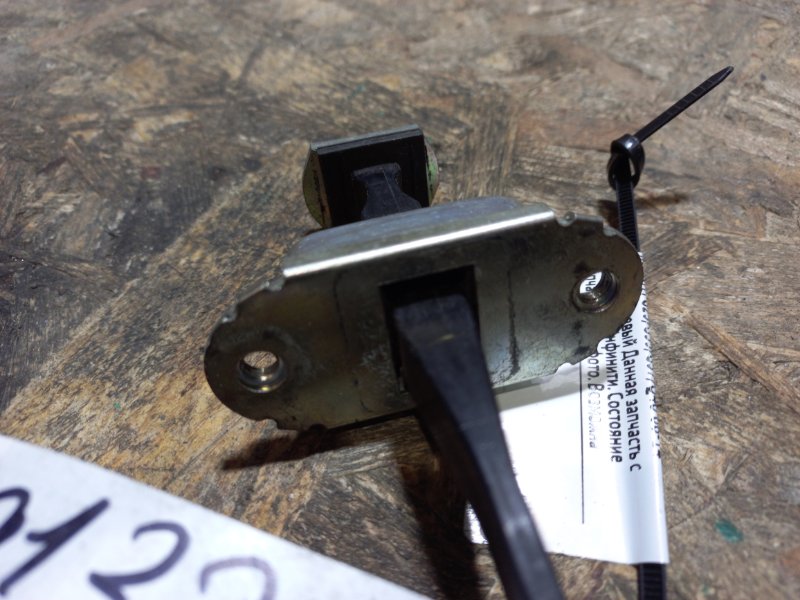 Ограничитель двери передний левый G25/G35/G37/Q40 06-14