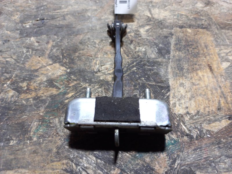 Запчасть ограничитель двери передний левый TOYOTA AURIS 06-12 68610-12190 Б/У Ограничитель двери передний левый TOYOTA AURIS 06-12 68610-12190 Б/У