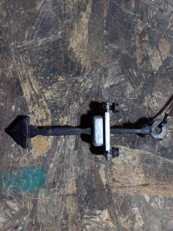 Ограничитель двери передний правый MAZDA 3 BK 03-08 BP4K-58-270D Б/У