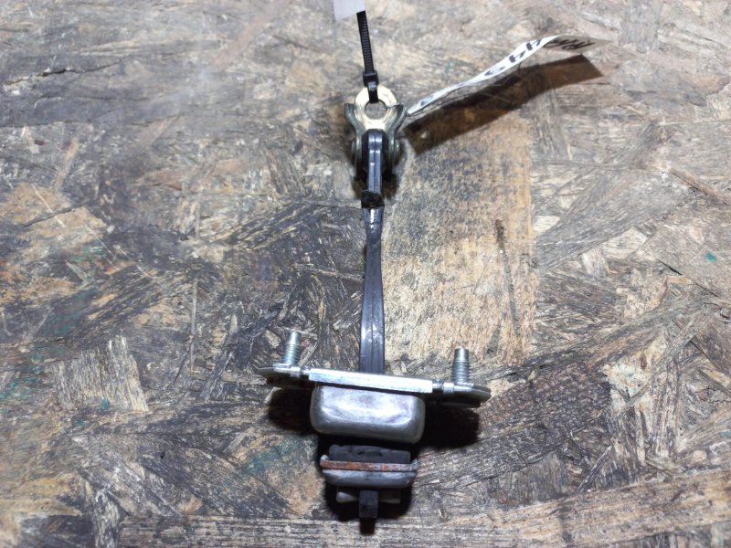 Запчасть ограничитель двери задний правый SUBARU FORESTER SG 02-07 63302FC001 Б/У Ограничитель двери задний правый SUBARU FORESTER SG 02-07 63302FC001 Б/У