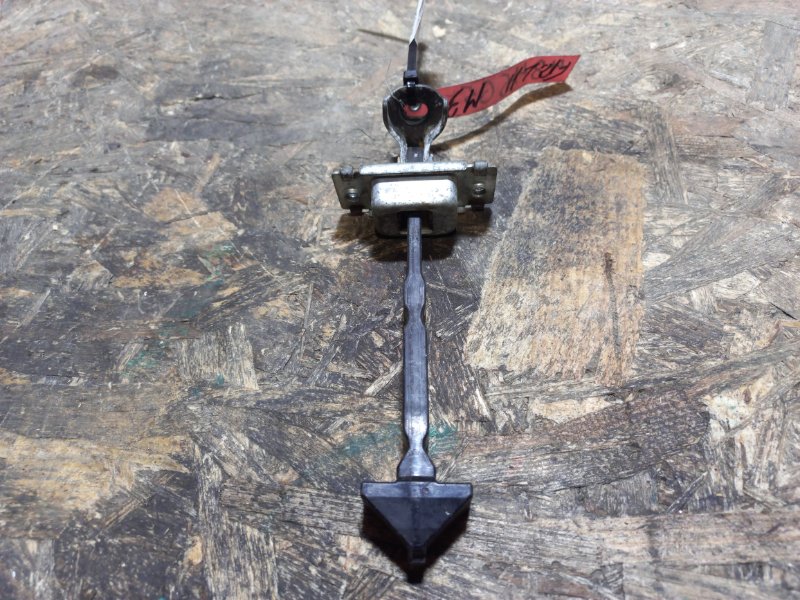 Ограничитель двери передний левый MAZDA 3 BK 03-08 Б/У