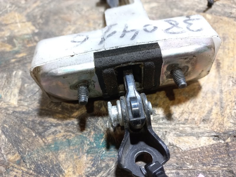 Ограничитель двери задний левый LS460 06-12