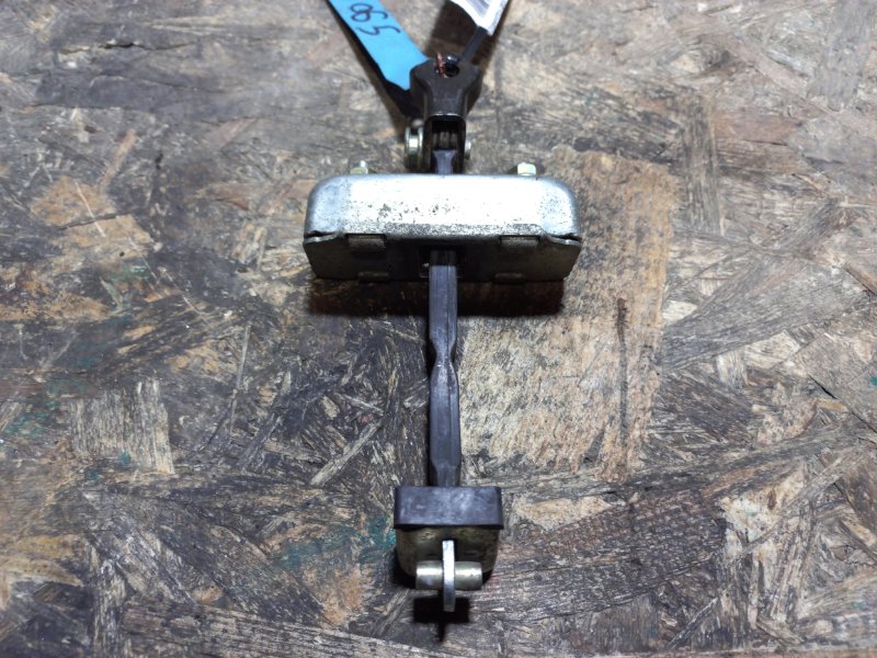 Ограничитель двери задний левый LEXUS GX470 02-09 68640-60070 Б/У