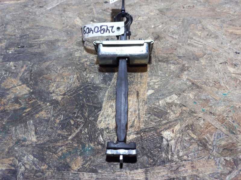 Запчасть ограничитель двери задний левый JEEP CHEROKEE 14- 2015 Внедорожник 2.4 68103032AA Б/У Ограничитель двери задний левый JEEP CHEROKEE 14- 2015 Внедорожник 2.4 68103032AA Б/У