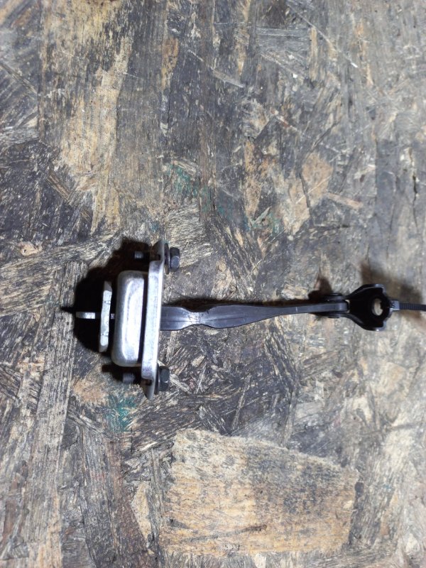 Ограничитель двери задний левый NISSAN SENTRA B17 12-21 2013 Седан 1.8 82430-3RA0A Б/У