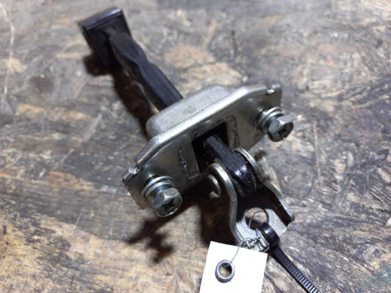 Ограничитель двери задний правый LANCER X 10 07-15 2008 Седан 2.0 Ограничитель двери задний правый LANCER X 10 07-15 2008 Седан 2.0