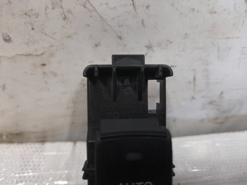 Кнопка стеклоподъемника задняя левая PRIUS - 30 09-17 2010 Хэтчбек 1.8 2ZR-FXE Кнопка стеклоподъемника задняя левая PRIUS - 30 09-17 2010 Хэтчбек 1.8 2ZR-FXE