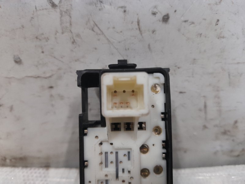 Кнопка стеклоподъемника передняя правая PRIUS - 30 09-17 2010 Хэтчбек 1.8 2ZR-FXE