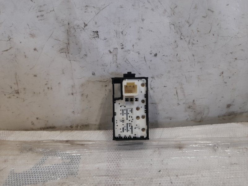 Кнопка стеклоподъемника задняя правая PRIUS - 30 09-17 2010 Хэтчбек 1.8 2ZR-FXE Кнопка стеклоподъемника задняя правая PRIUS - 30 09-17 2010 Хэтчбек 1.8 2ZR-FXE