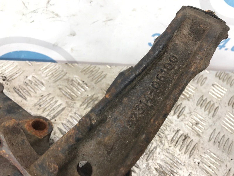 Цапфа задняя левая TOYOTA AVALON 05-12