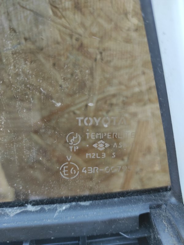 Стекло двери глухое заднее правое RAV4 05-12 Стекло двери глухое заднее правое RAV4 05-12