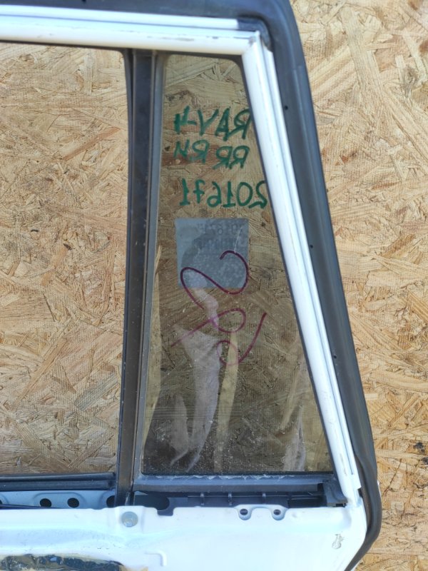 Стекло двери глухое заднее правое TOYOTA RAV4 05-12 Стекло двери глухое заднее правое TOYOTA RAV4 05-12