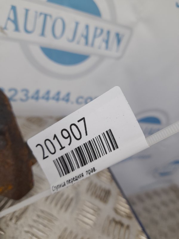 Кулак поворотный передний правый CAMRY 40 06-11