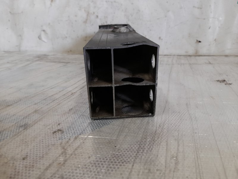 Кронштейн усилителя переднего бампера передний правый LS460 06-12 2011 Седан 4.6 1UR-FSE