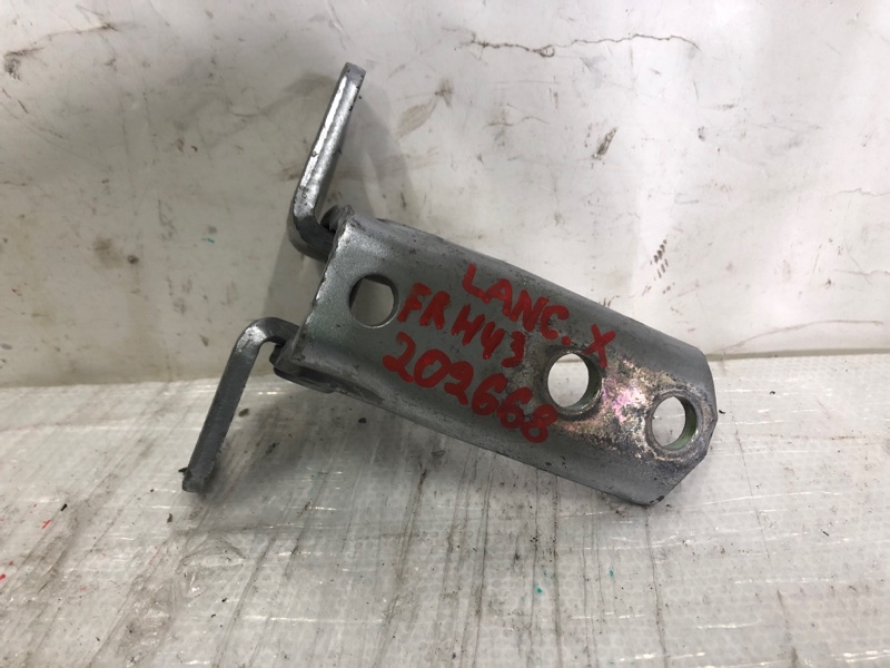 Петля двери нижняя передняя правая MITSUBISHI LANCER X 10 07-15 2010 Седан 2.0 4B11 5702A005 Б/У