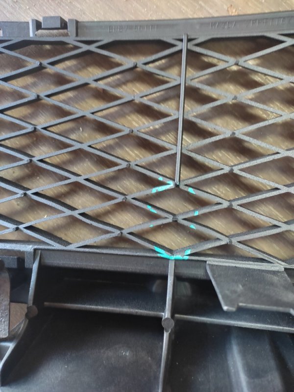 Решетка переднего бампера 3 BK 03-08 Решетка переднего бампера 3 BK 03-08