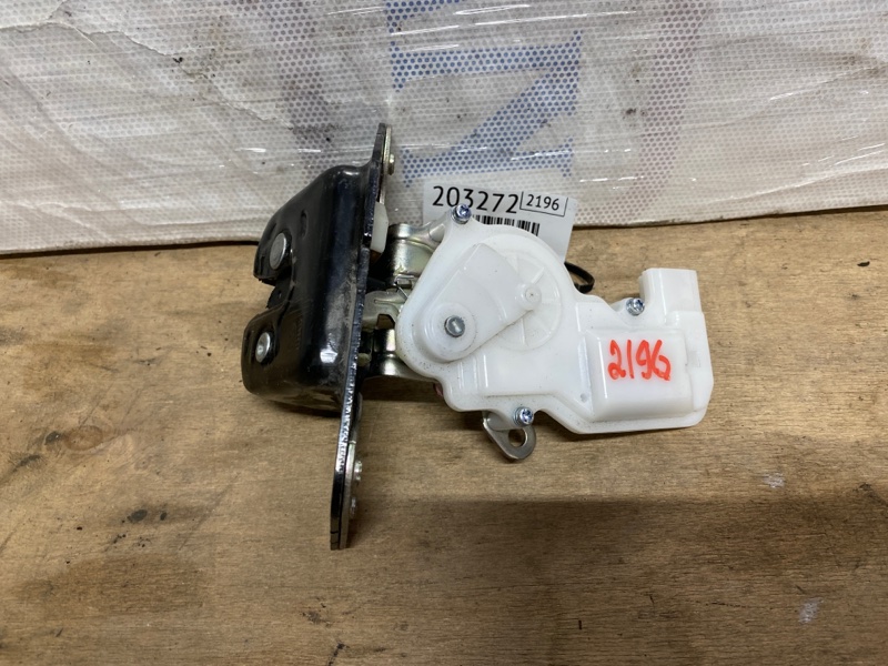 Замок крышки багажника задний CHEROKEE 14- 2017 Wagon 2.4L I4 FI DOHC 16V NF4 Замок крышки багажника задний CHEROKEE 14- 2017 Wagon 2.4L I4 FI DOHC 16V NF4