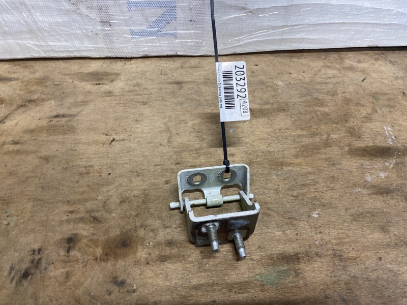 Запчасть петля крышки багажника задняя левая FORD FOCUS 10-18 2013 Хетчбек 2.0 C20HDEX CP9Z-5842901-A Б/У Петля крышки багажника задняя левая FORD FOCUS 10-18 2013 Хетчбек 2.0 C20HDEX CP9Z-5842901-A Б/У