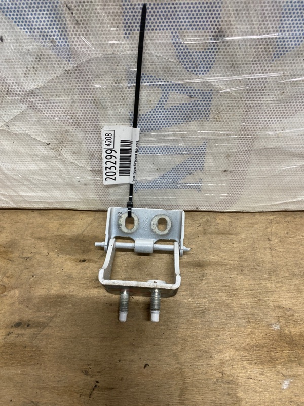 Запчасть петля крышки багажника задняя правая FORD FOCUS 10-18 2012 Хетчбек 2.0L GDI I4 flex fuel engine CP9Z-5842900-A Б/У Петля крышки багажника задняя правая FORD FOCUS 10-18 2012 Хетчбек 2.0L GDI I4 flex fuel engine CP9Z-5842900-A Б/У