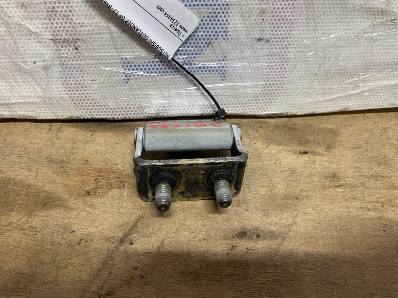 Петля крышки багажника задняя правая OUTLANDER GF 12- 2017 Внедорожник 2.4 Петля крышки багажника задняя правая OUTLANDER GF 12- 2017 Внедорожник 2.4