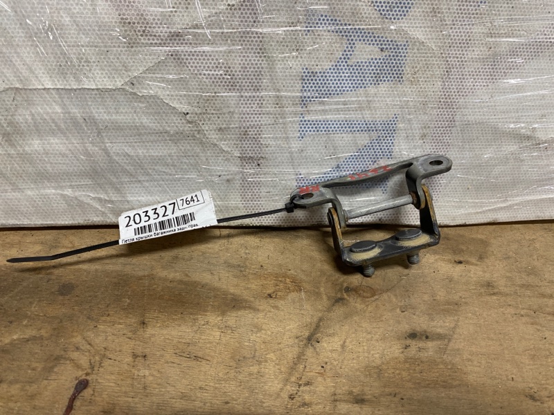 Петля крышки багажника задняя правая SUBARU IMPREZA WRX 10-14 GH 2014 Хетчбек 2.5 EJ255 61820FC100 Б/У