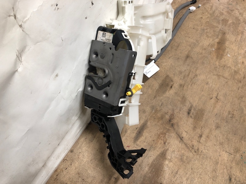 Замок двери передний левый RENEGADE (BU) 14- 2020 Wagon 2.4L I4 ZERO EVAP M-AIR Замок двери передний левый RENEGADE (BU) 14- 2020 Wagon 2.4L I4 ZERO EVAP M-AIR