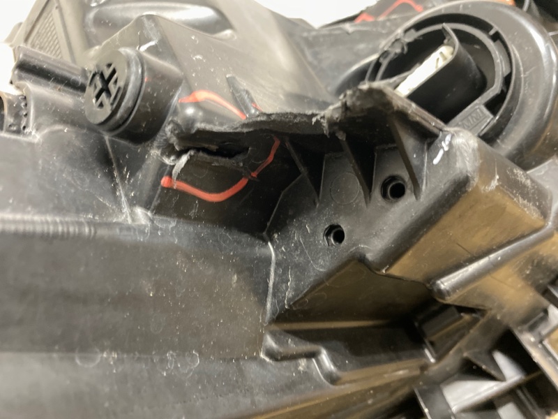 Фара передняя левая CHEROKEE 14- 2019 3.2L 6 Фара передняя левая CHEROKEE 14- 2019 3.2L 6