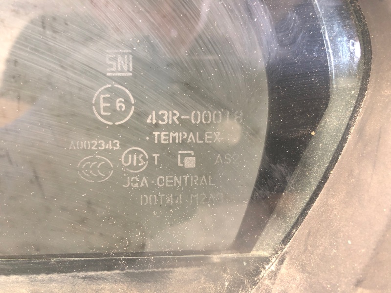 Стекло двери глухое заднее левое SUZUKI KIZASHI 09-14 Седан 2.4