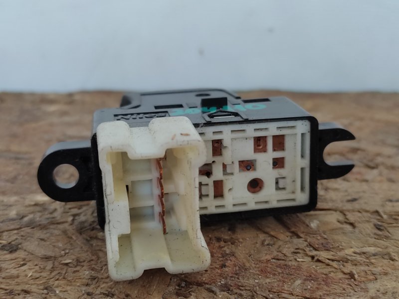 Кнопка стеклоподъемника задняя ROGUE 08-15 2011 2.5 QR25DE