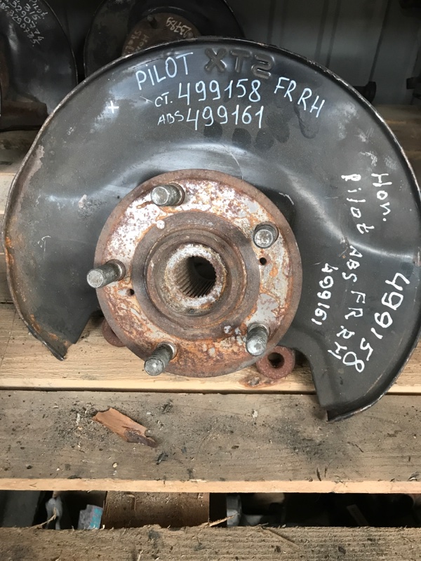 Кулак поворотный передний правый PILOT 08-15