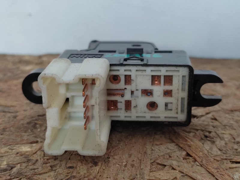 Кнопка стеклоподъемника задняя ROGUE 08-15 2011 2.5 QR25DE