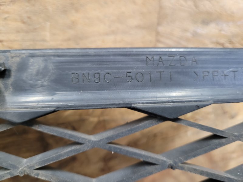 Решетка переднего бампера 3 BK 03-08 2004 Седан 2.3