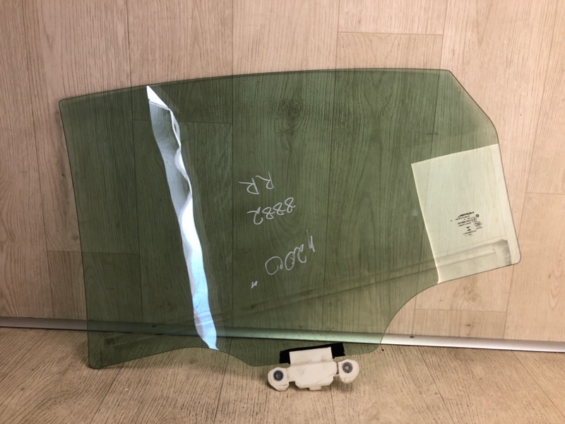 Стекло двери заднее правое 200 14-16 2016 UF 2.4 ED6