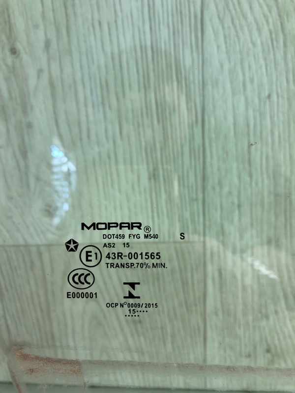 Стекло двери переднее правое CHRYSLER 200 14-16 UF 2.4 ED6