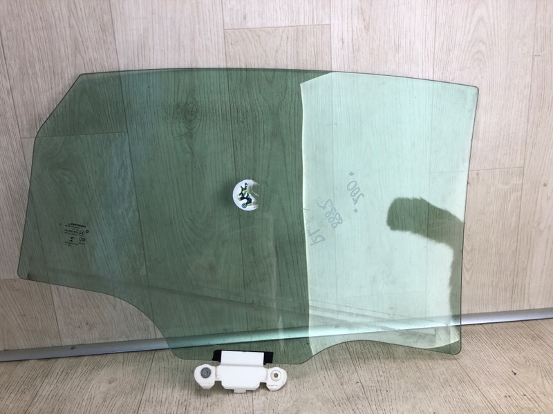 Стекло двери заднее левое 200 14-16 2016 UF 2.4 ED6