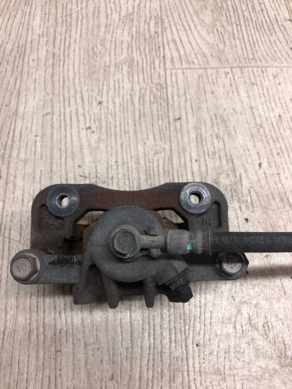 Суппорт тормозной задний левый TUCSON 04-10 2004 JM 2.7 G6BA