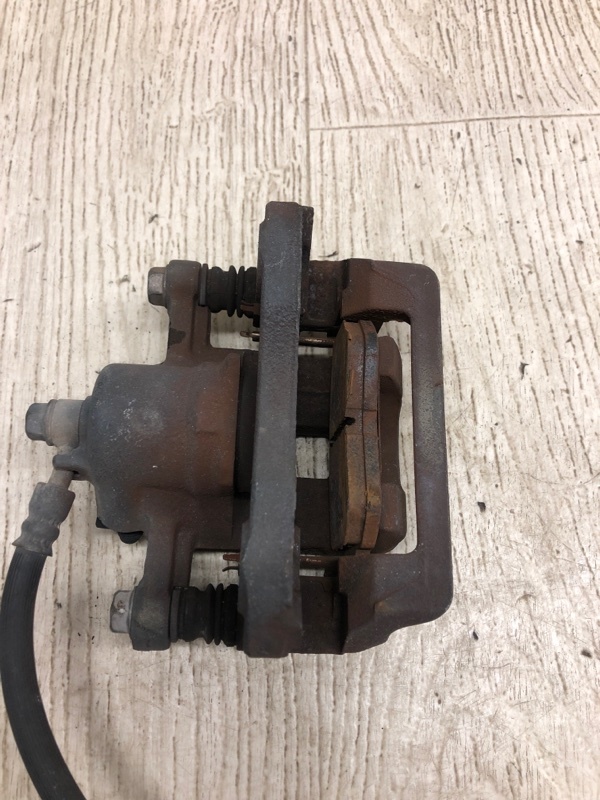 Суппорт тормозной задний левый HYUNDAI TUCSON 04-10 JM 2.7 G6BA