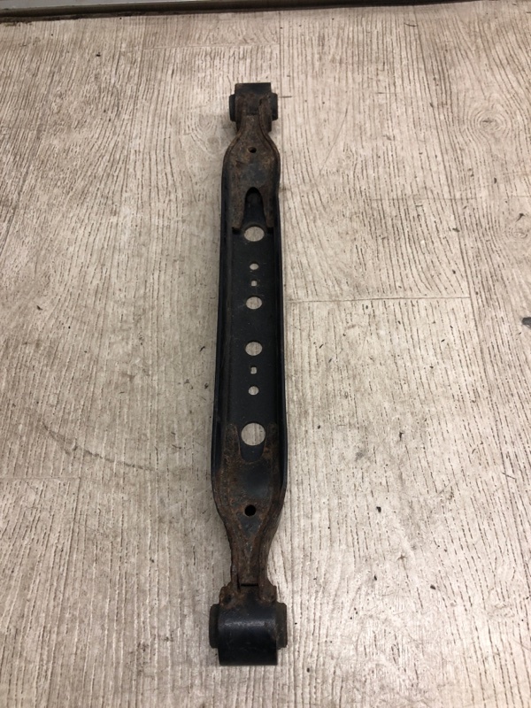 Рычаг задней подвески поперечный нижний задний левый X-TRAIL/ROGUE T32 13-20 2017 T32 2.5 QR25DE