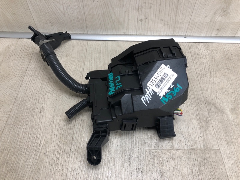 Блок предохранителей моторный отсек PATHFINDER R52 12-21 2014 R52 3.5 VQ35DE