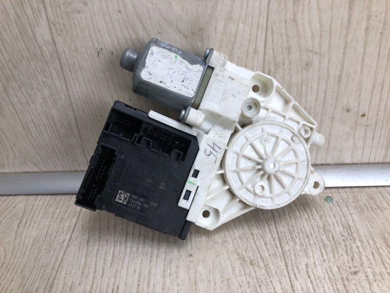 Моторчик стеклоподъемника передний левый VOLKSWAGEN PASSAT B8 14- 2015 A32 1.8 CPRA 561 959 701 B Z07 Б/У