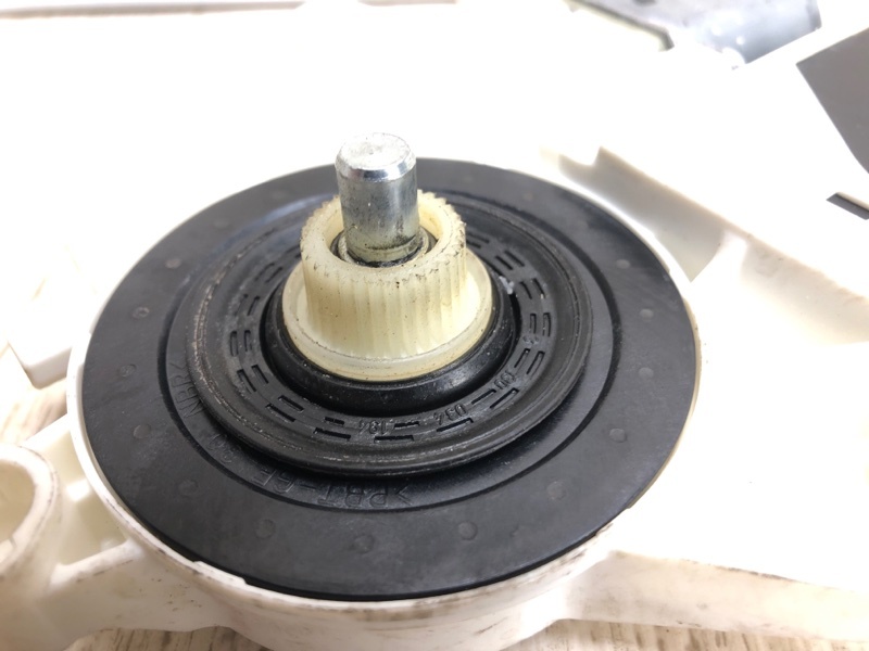 Моторчик стеклоподъемника передний левый VOLKSWAGEN PASSAT B8 14- A32 1.8 CPRA