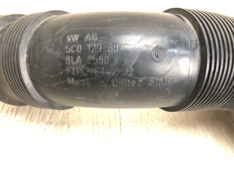 Патрубок воздушного фильтра PASSAT B8 14- 2015 A32 1.8 CPRA