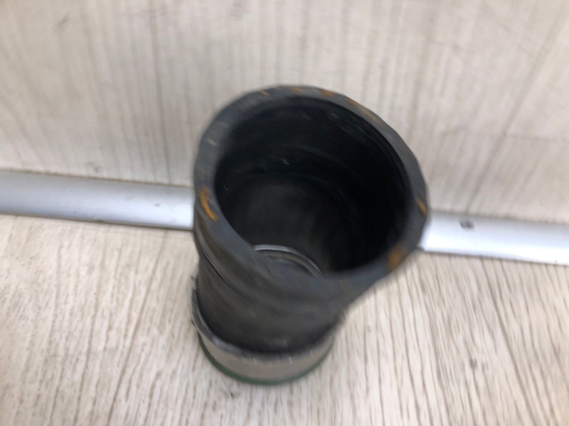 Патрубок интеркулера PASSAT B8 14- 2015 A32 1.8 CPRA