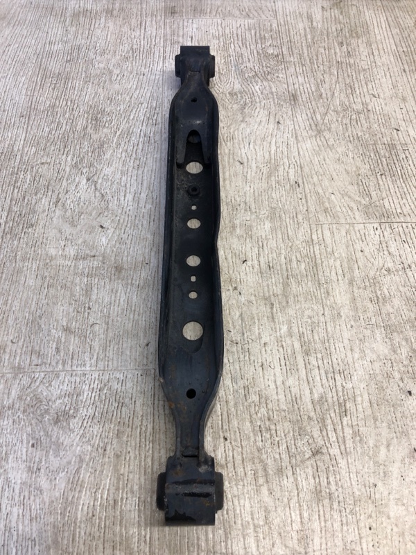 Рычаг задней подвески поперечный нижний левый NISSAN X-TRAIL/ROGUE T32 13-20 T32 2.5 QR25DE