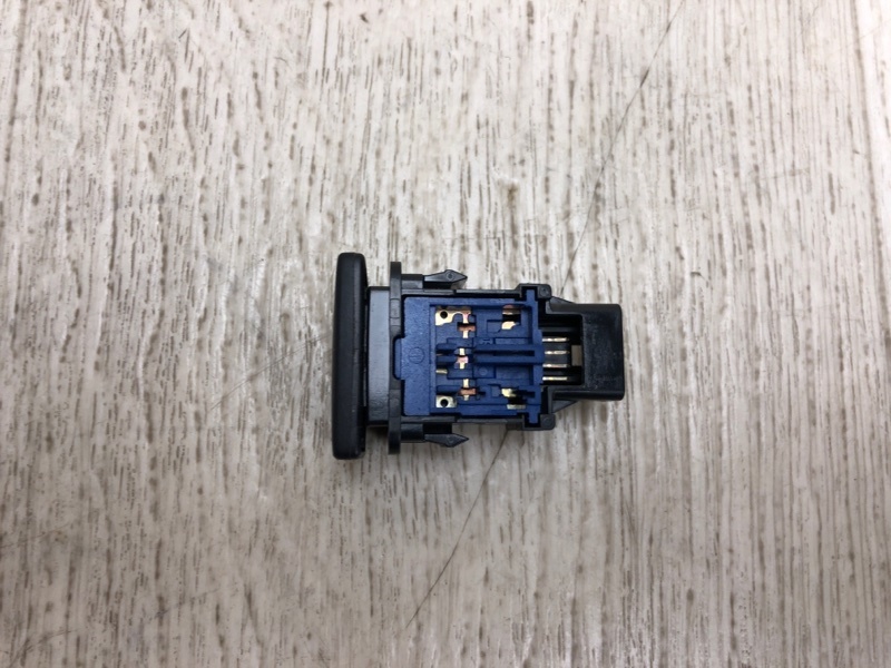 Кнопка открывания багажника внутренняя RAV4 13-19 2017 ZSA42 2.0 3ZRFE